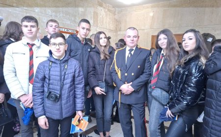 Ученици и деца от детските градини посетиха ОД МВР Добрич по повод празника на полицията