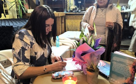 София Стойнева представи дебютната си книга „Нещо за подарък“