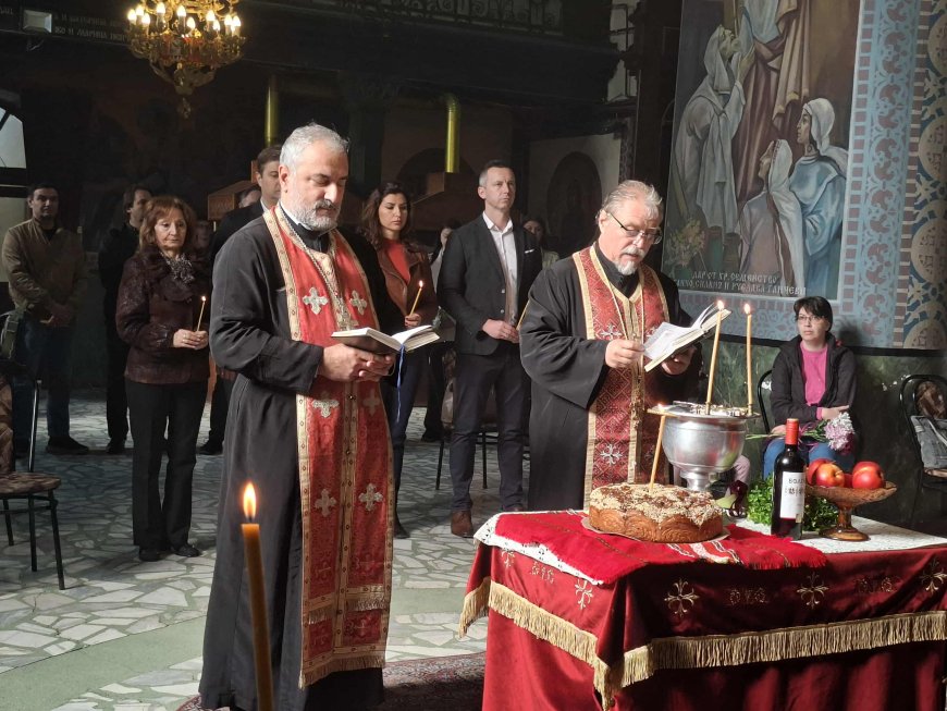 С  водосвет и поднасяне на цветя пред паметната плоча на първото училище в Добрич бе отбелязан Денят на народните будители