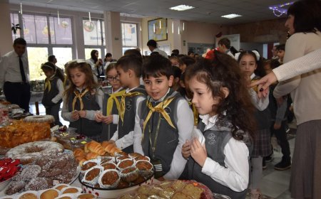 Ръчно изработени украшения и кулинарни изкушения на коледния базар в СУ "Димитър Талев"