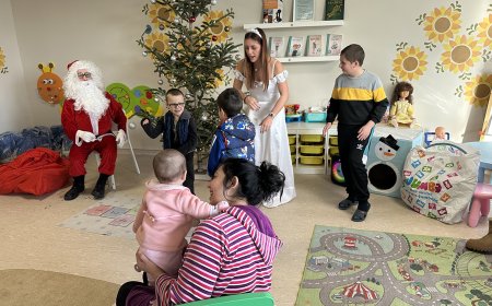 Дядо Коледа и Снежанка на гости в педиатрията на МБАЛ-Добрич