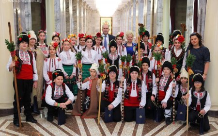 Държавният глава поздрави ученици, представили народния обичай Коледуване в президентската институция, че съхраняват българските традиции