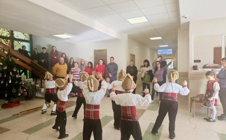 Коледари от ДГ „Дора Габе“ зарадваха Общинска администрация - Шабла