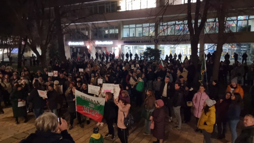 Стотици излязоха на протест в Добрич и поискаха оставки