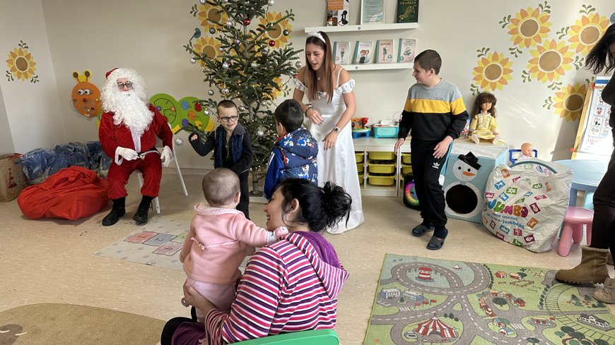 Дядо Коледа и Снежанка на гости в педиатрията на МБАЛ-Добрич