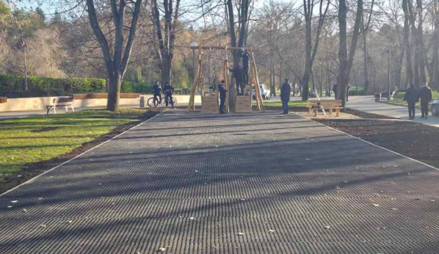 Нова детска площадка с въжен тролей в градския парк в Добрич