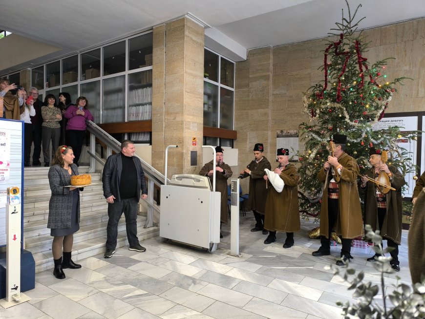 Коледари наричаха за здраве и благоденствие в Областната администрация в Добрич