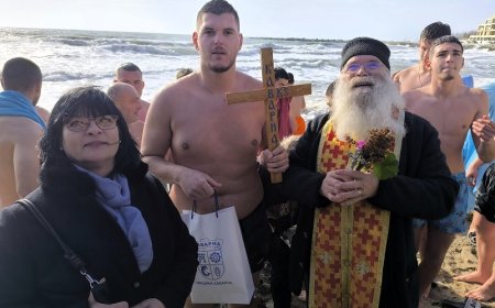19-годишният Иван Тодоров спаси кръста в морето в Каварна