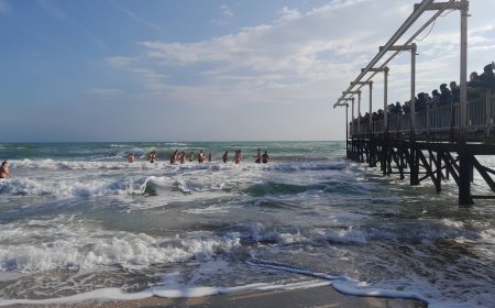Три кръста хвърлиха в морето на Албена
