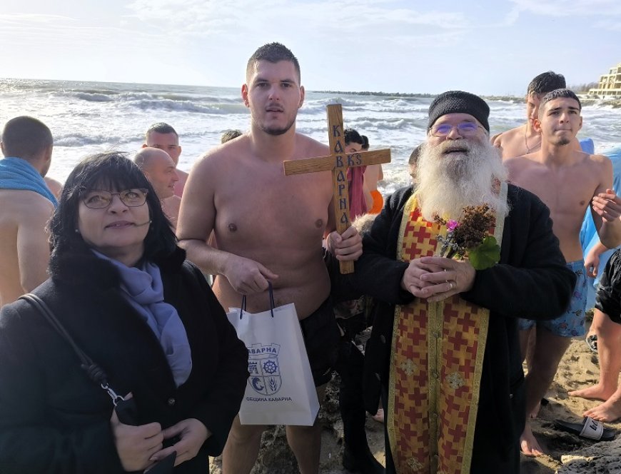 19-годишният Иван Тодоров спаси кръста в морето в Каварна