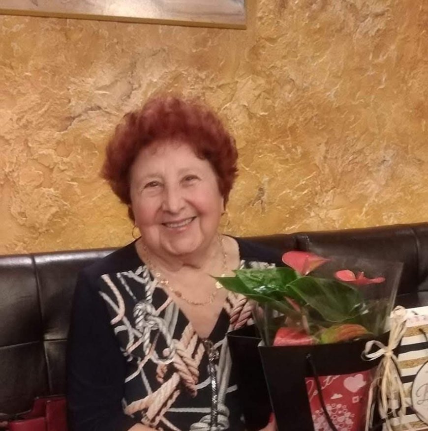 Акушерката Елена Драганова: Най-голямата награда са благодарните майки, които и след 50, и след 60 години ти благодарят за професионализма