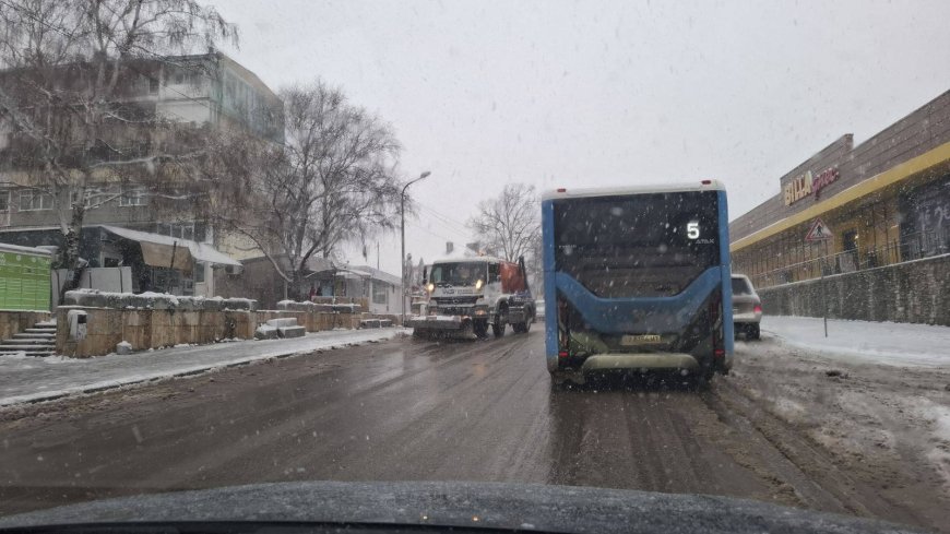 Основните пътни артерии и трасетата на градския транспорт в Добрич са обработени