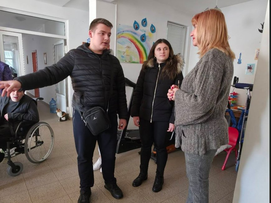 "Подари усмивка" - благотворителна иницатива на учиниците от ПГ по туризъм в Добрич