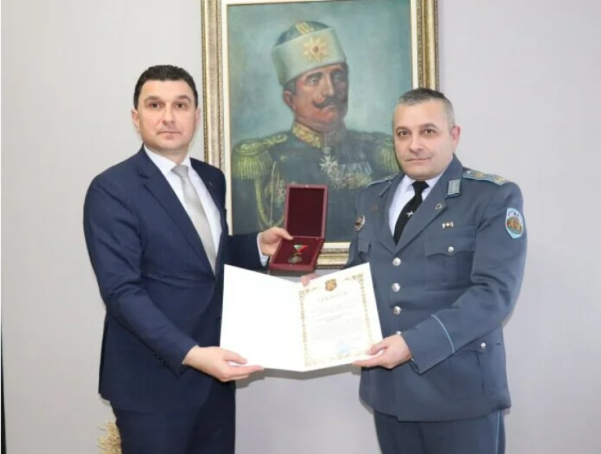Кметът на Община Генерал Тошево с отличие от Министерството на отбраната