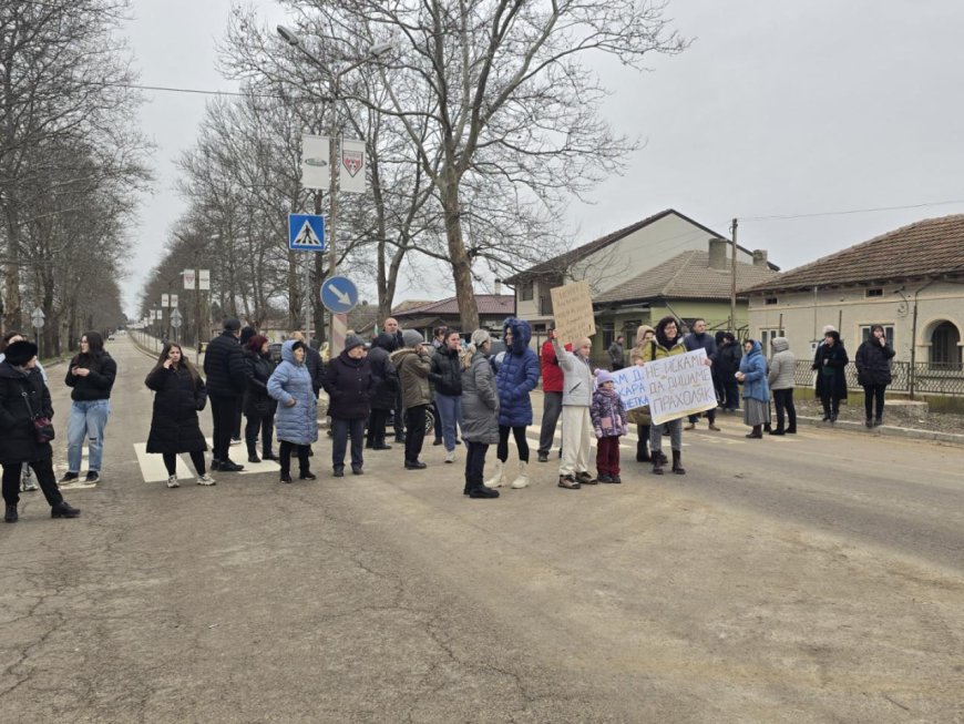 Недоволни жители на кв. Рилци блокираха движението по главния път от Добрич за Силистра