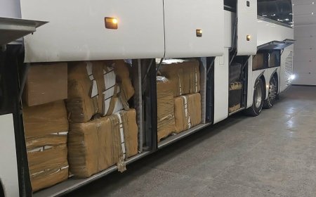 Митнически служители задържаха близо 15 000 контрабандни облекла и парфюми в автобус край Кардам