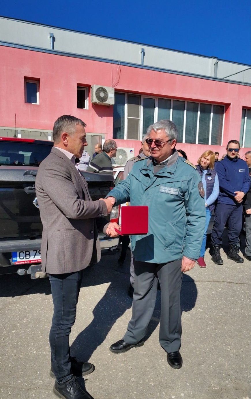 Вой на сирени огласи двора на Пожарната в Добрич