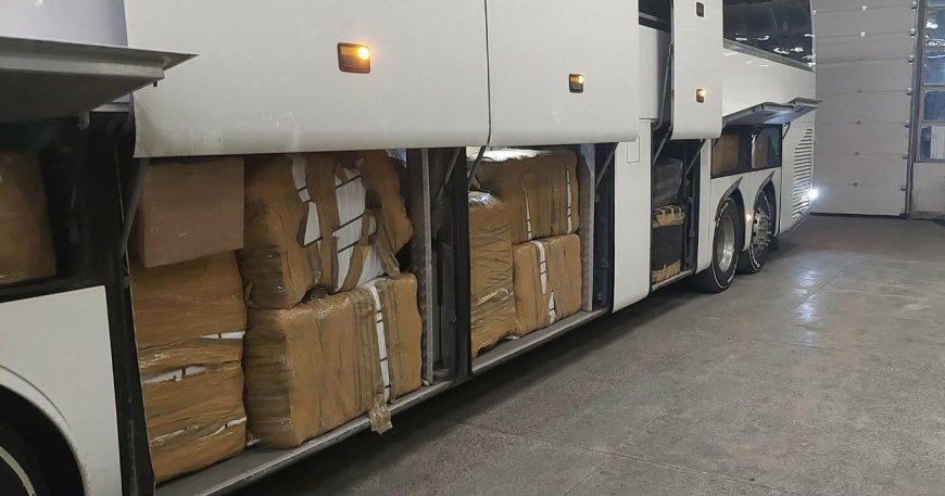 Митнически служители задържаха близо 15 000 контрабандни облекла и парфюми в автобус край Кардам