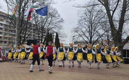 Концерт „Вила мома, Лазаре, пъстър венец“ представиха ПФТС ,,Добруджа“ по случай Лазаровден на центъра в Добрич