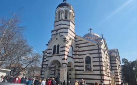Миряни се наредиха на опашки пред църквите в Добрич за върбови клонки по случай празника Цветница