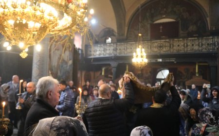 Десетки добричлии минаха под масата, за да се поклонят на гроба Господен