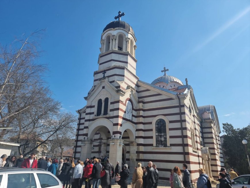 Миряни се наредиха на опашки пред църквите в Добрич за върбови клонки по случай празника Цветница