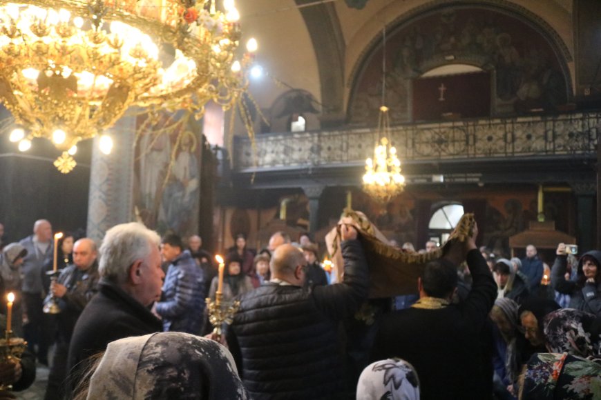 Десетки добричлии минаха под масата, за да се поклонят на гроба Господен