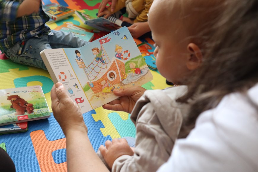 Библиотечни бебета запозна децата с книжката „Влаковете“