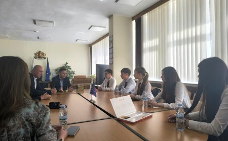 Областният управител и екипът му посрещнаха възпитаници от ФСГ „В. Левски“ за Деня на ученическо самоуправление