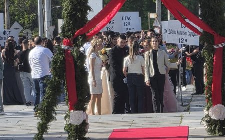 Абитуриенти от четири училища минаха по червения килим тази вечер