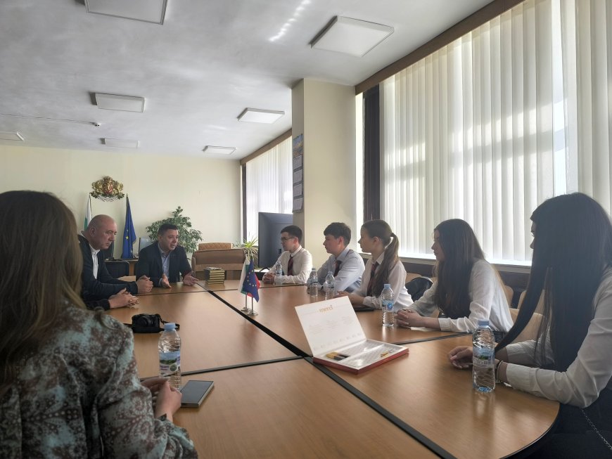 Областният управител и екипът му посрещнаха възпитаници от ФСГ „В. Левски“ за Деня на ученическо самоуправление