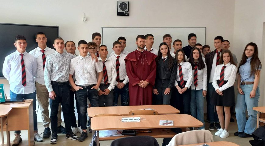 За „лесния начин да изгубиш себе си през наркотиците“ говори прокурор Даниел Илев с ученици