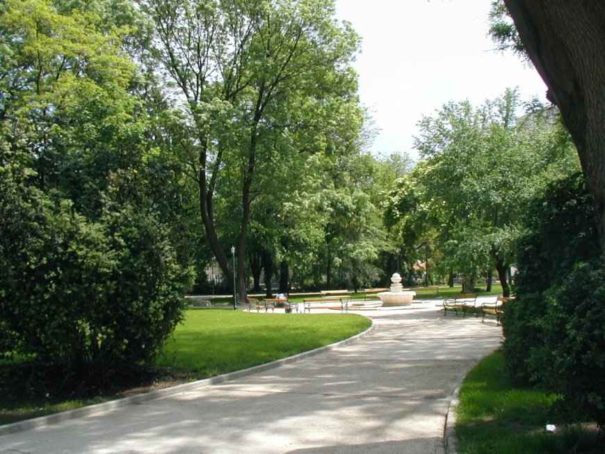 Пръскат срещу кърлежи на детските площадки в Добрич