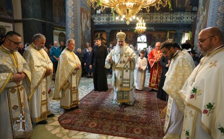 Митрополит Йоан предстоя светата Литургия на празника Свети Дух в добричкия храм „Св. Троица“