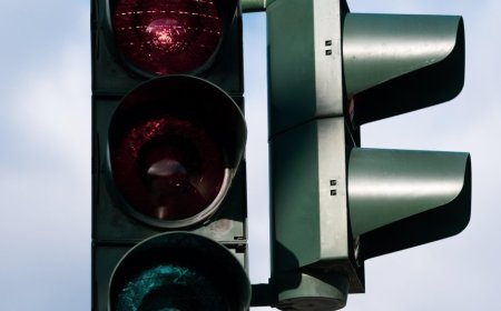 Светофарната уредба, която се намира на кръстовището на улица „Христо Ботев” и улица „Димитър Ковачев” няма да работи