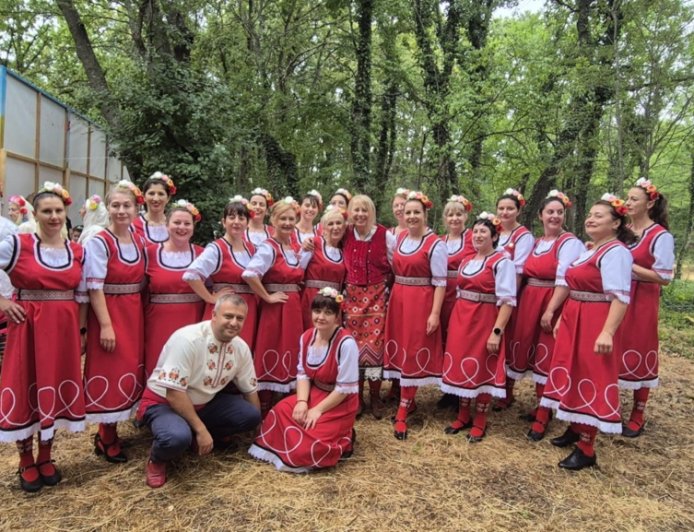Съборът „Песни и танци от слънчева Добруджа“ в Дебрене – емблема на Община Добричка