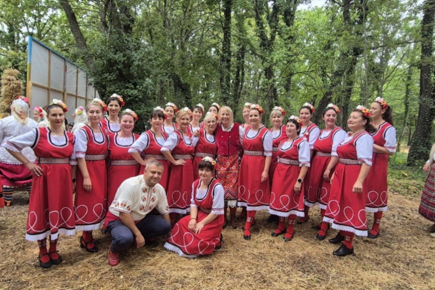 Съборът „Песни и танци от слънчева Добруджа“ в Дебрене – емблема на Община Добричка