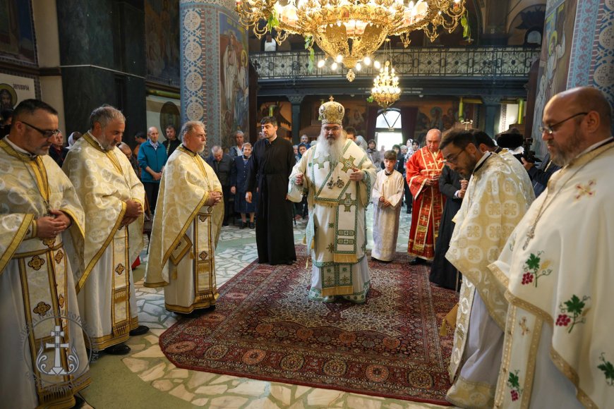 Митрополит Йоан предстоя светата Литургия на празника Свети Дух в добричкия храм „Св. Троица“