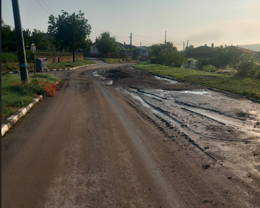 Продължава почистването на третокласния път с. Божан до разклона на с. Поп Груево