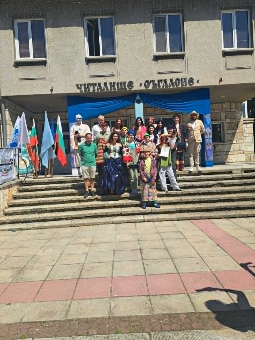Малките артисти от Куклено-театрална школа към ДКТ Дора Габе в Добрич спечелиха награда на фестивал в Каварна