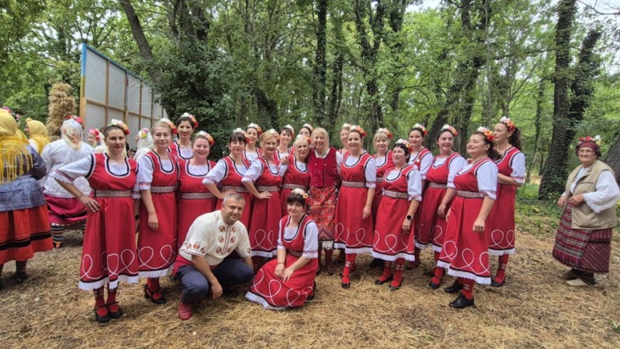 Съборът „Песни и танци от слънчева Добруджа“ в Дебрене – емблема на Община Добричка