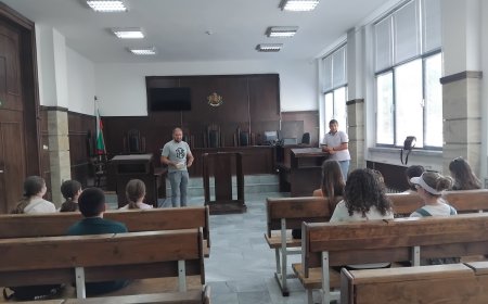 Деца от лятното училище към местната комисия за борба с противообществените прояви посетиха Окръжния съд в Добрич