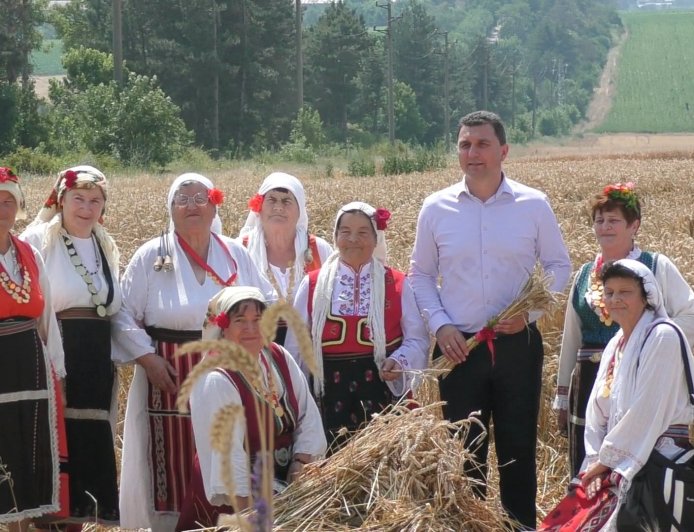 С ритуал и благословия беше даден старт на жътвената кампания на пшеницата край Генерал Тошево