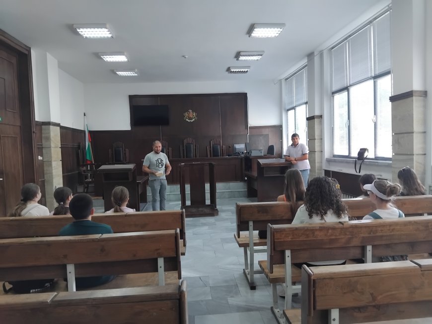 Деца от лятното училище към местната комисия за борба с противообществените прояви посетиха Окръжния съд в Добрич