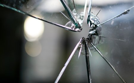 Задържаха мъж в Каварна, счупил стоклопакет на търговски обект