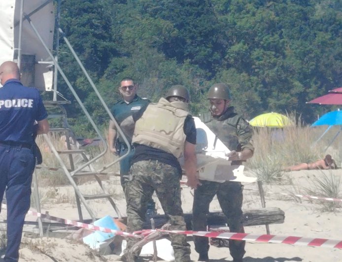Военни прибраха дрона, който беше изхвърлен на плажа тази сутрин