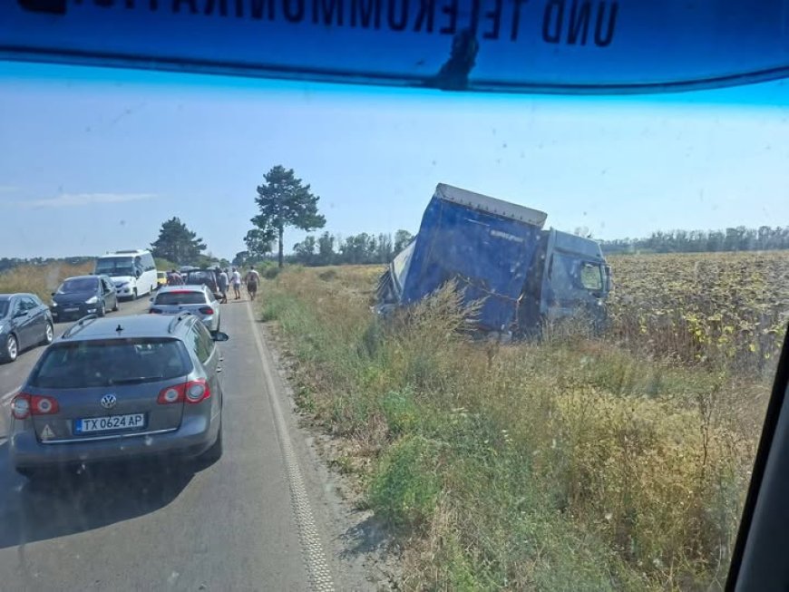 Движението в района на с. Стожер се осъществява само в едната лента