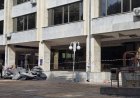 Част от изолацията на сутерена на бившия партиен дом в Добрич се свлече