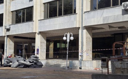 Част от изолацията на сутерена на бившия партиен дом в Добрич се свлече