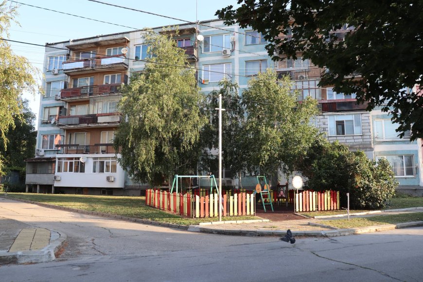 Санират още една многофамилна жилищна сграда в Генерал Тошево